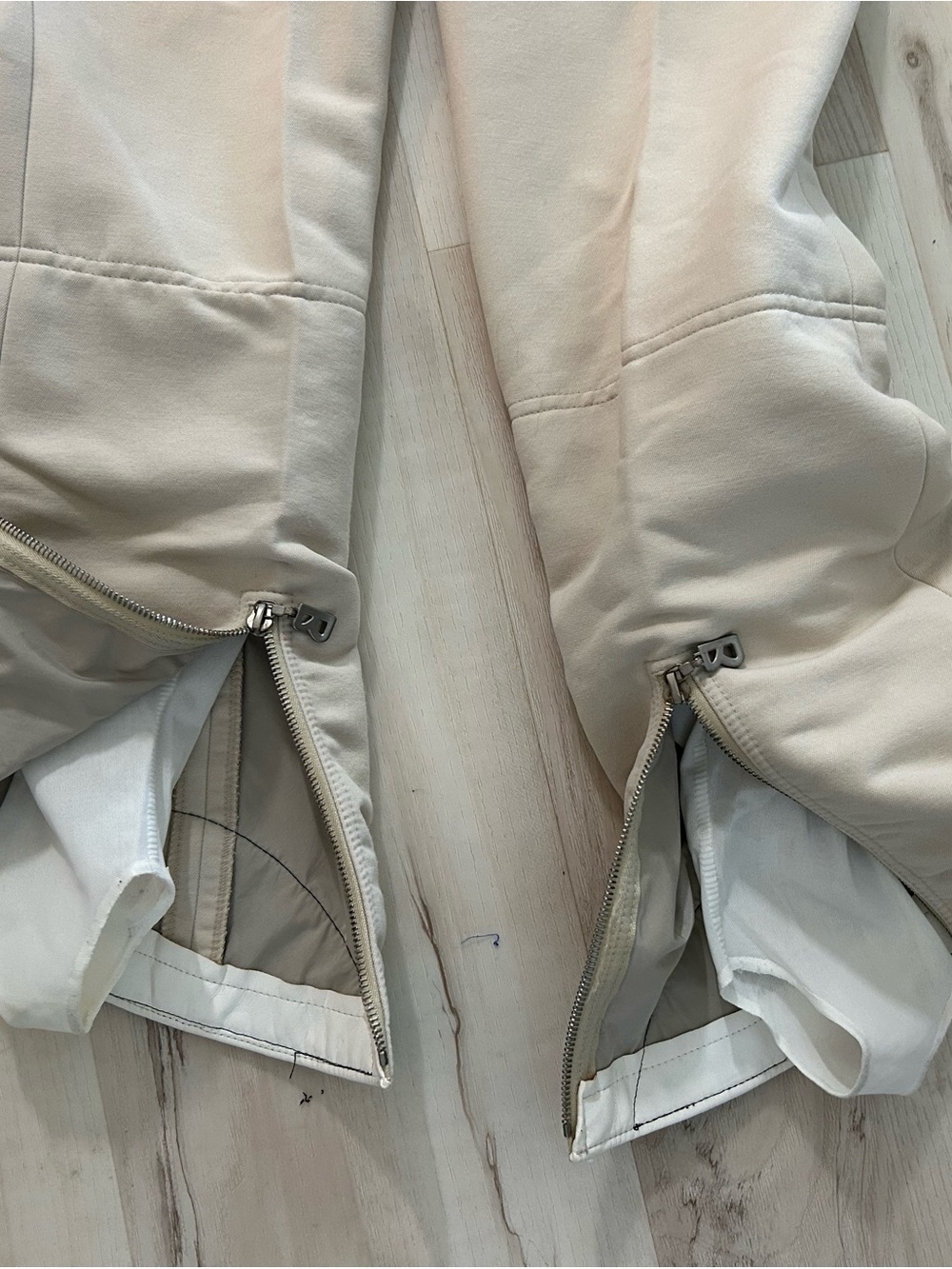 Vintage Bogner Women’s Ski Pants Size 4
Ivory Wool Blend Stirrup Zip Hem Après - Picture 16 of 16